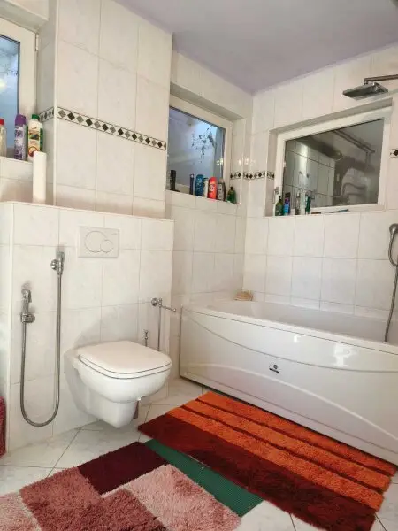 UG Badezimmer und WC und Waschraum