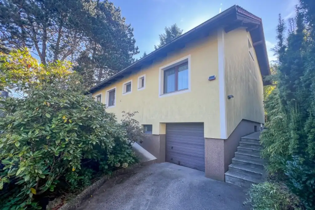 Privatsphäre pur: Einfamilienhaus in uneinsehbarer Lage mit schönem Garten