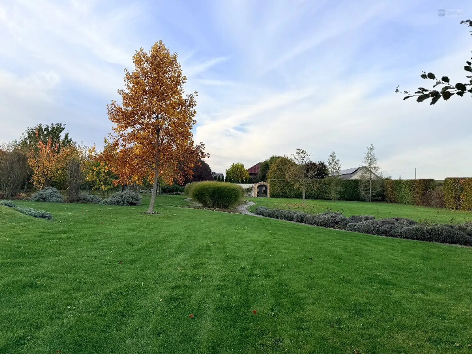 GARTENPARADIES   -  9.000 M² - 
LANDHAUS IN PARKLANDSCHAFT  
NUR 30 MINUTEN VON WIEN