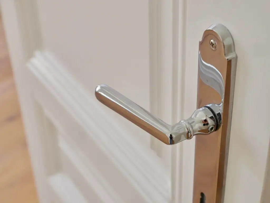 Exklusive Altbau-Residenz mit modernster Technik – hofseitige 2-Zimmerwohnung mit Balkon beim Naschmarkt