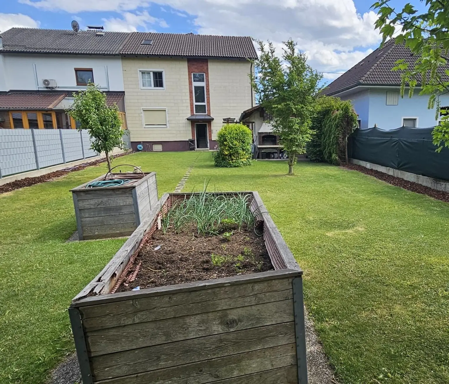 Haus mit Garage und Garten von Nord-West