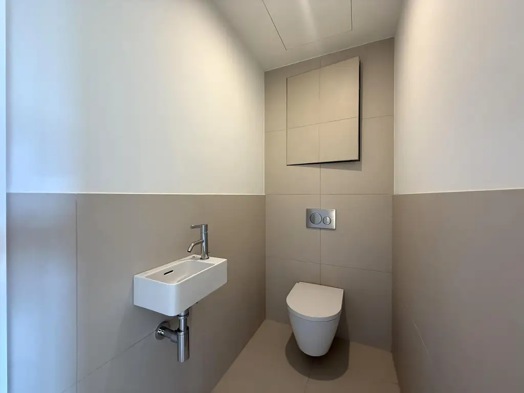 Kleine Perle im ultramodernen Wohnhaus mit Pool am Dach zu mieten // Small gem in an ultra-modern apartm. building with pool on the roof for rent //