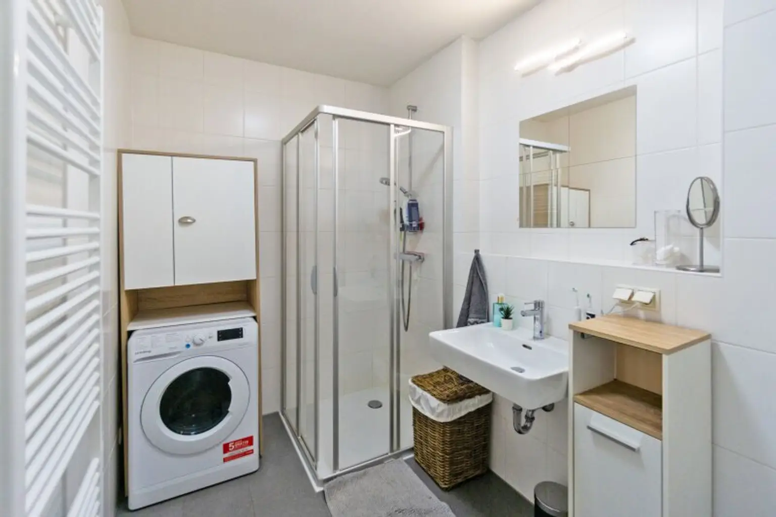 Badezimmer mit Dusche und Waschmaschinenanschluss