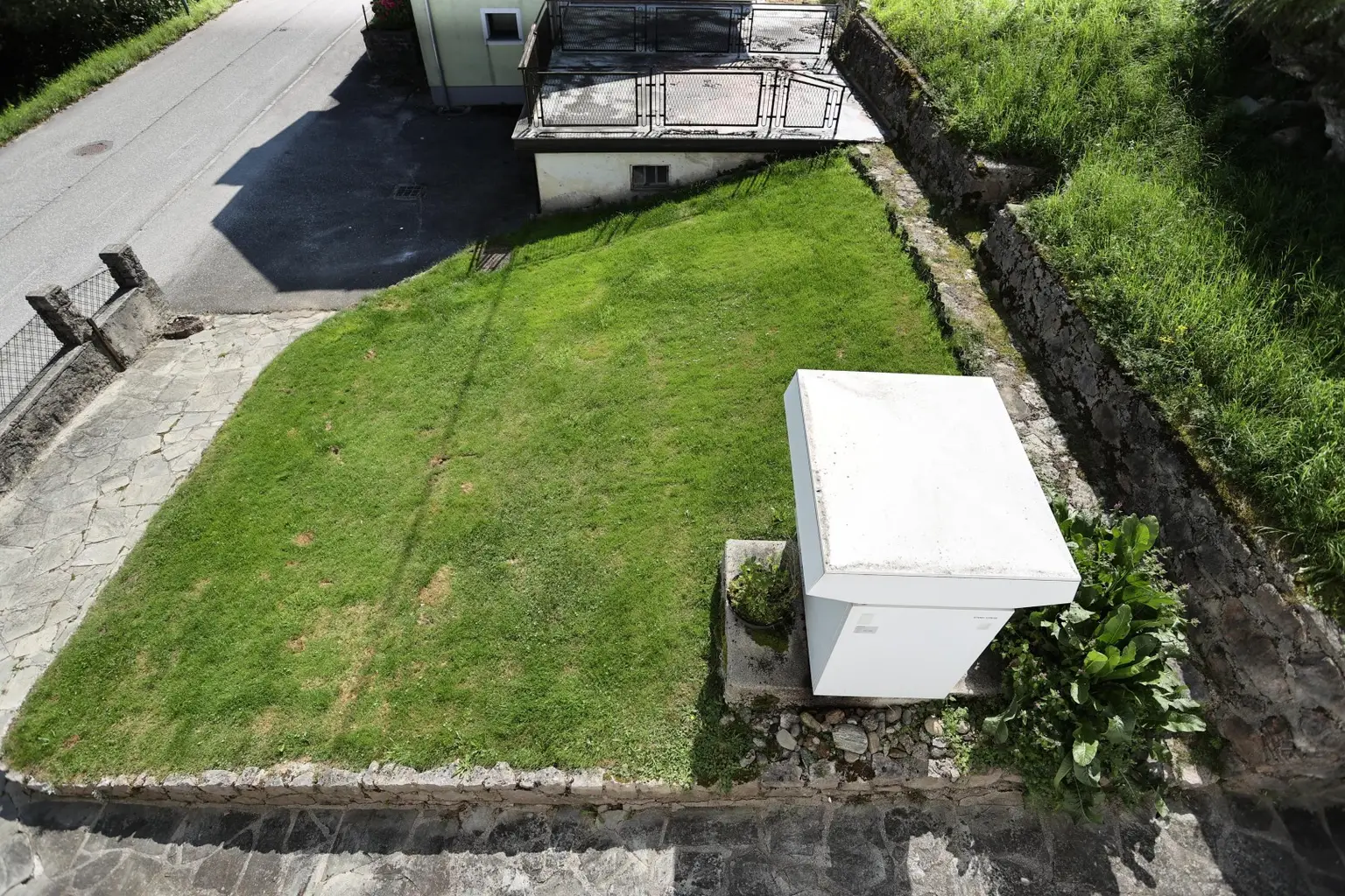 Ein-/Zwei- oder Mehrfamilienhaus zum Innenrenovieren auf 1.343 m² Grund mit Garage und Abstellplätze