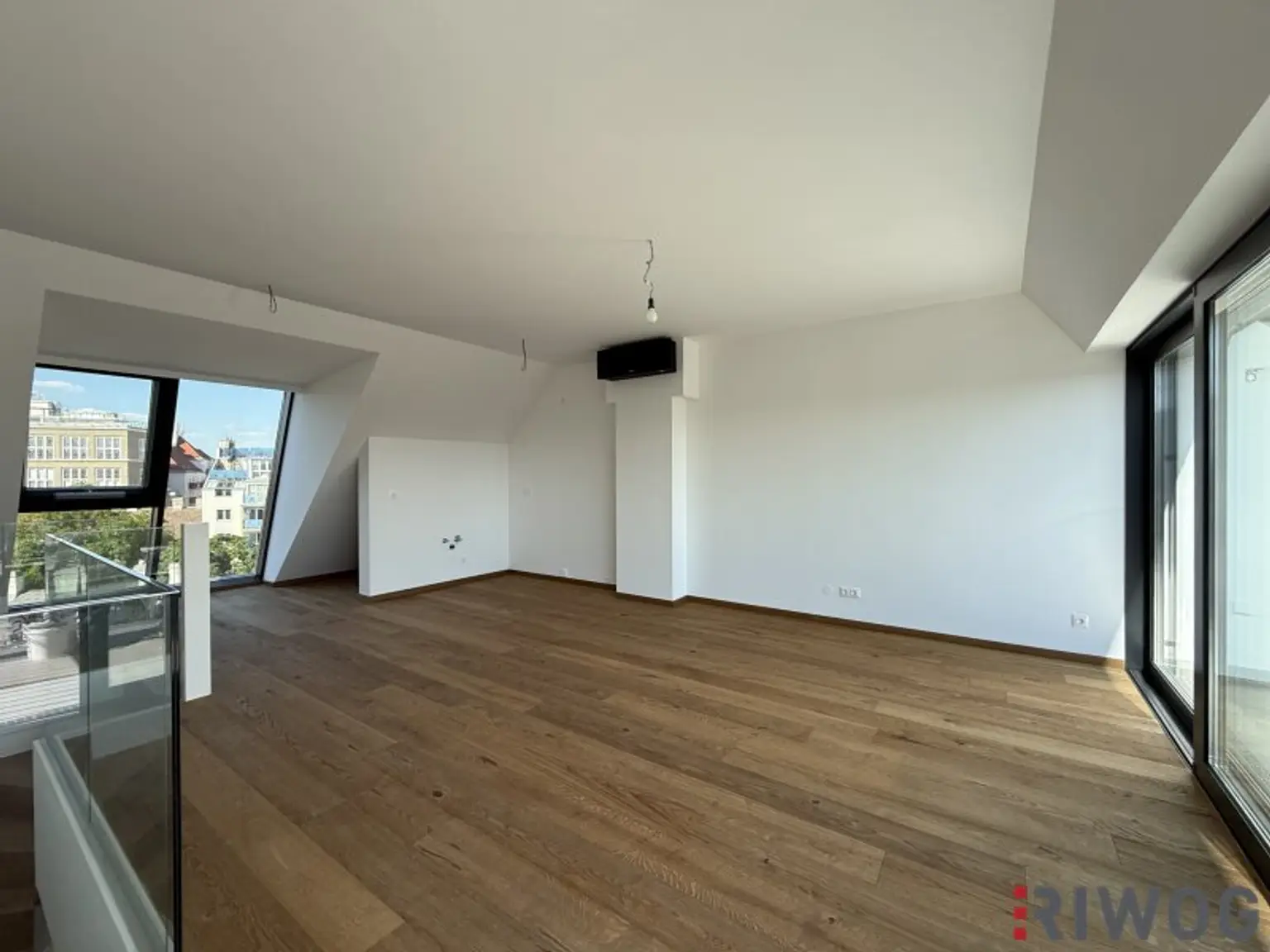 3-Zimmer Dachgeschoss-Maisonette Wohnung mit Balkon und südseitiger Innenhofterrasse | Schönbrunn-/Glorietteblick | Fernwärme | ERSTBEZUG