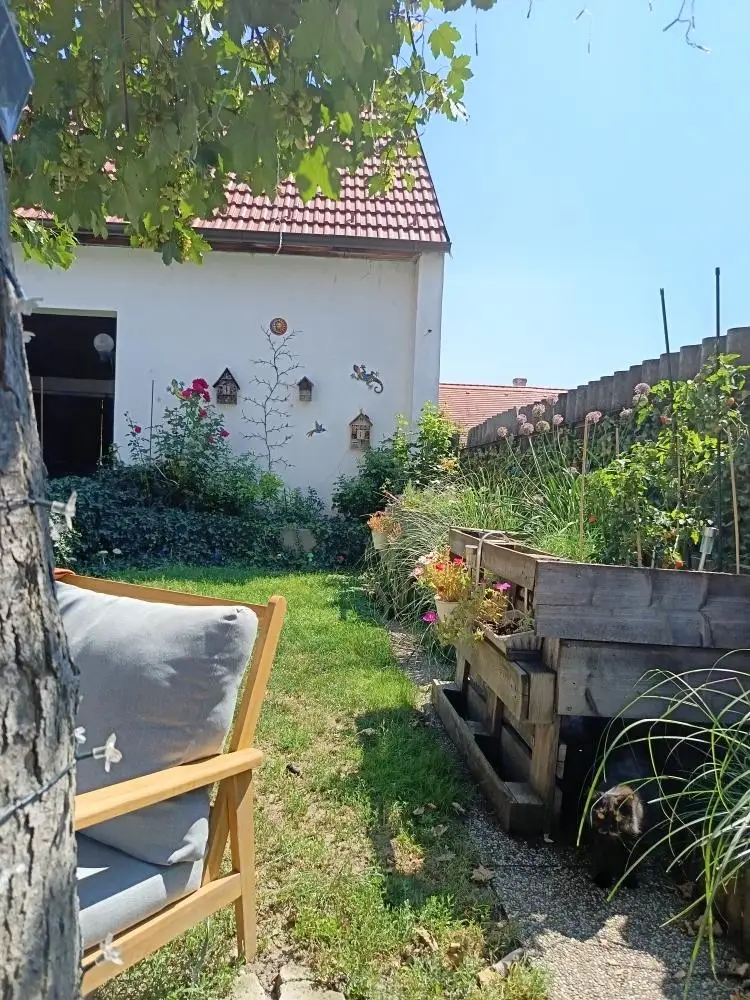 Vielseitiges Wohnhaus mit großzügigem Hof und Nebengebäuden