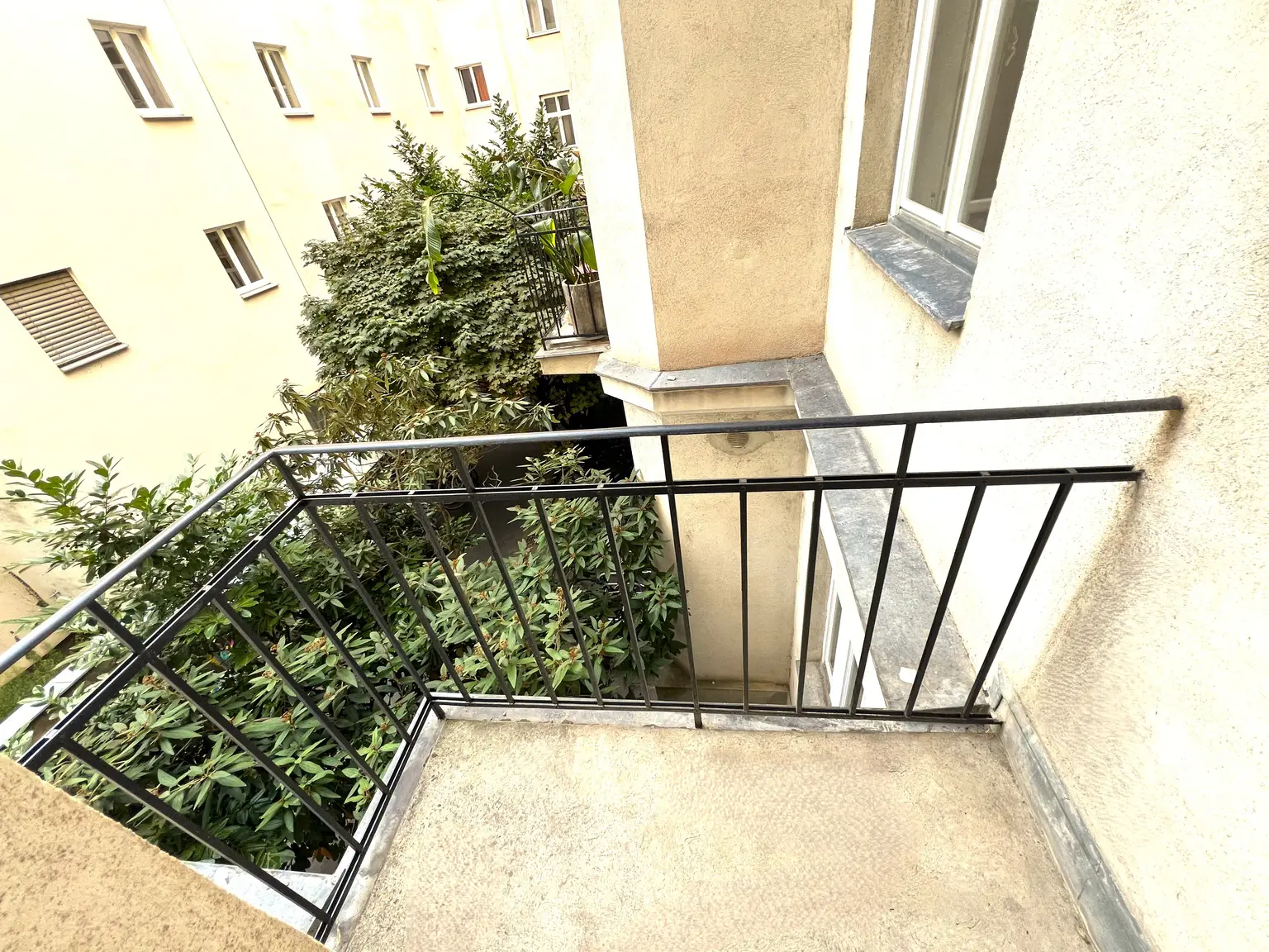 Bezaubernde 3-Zimmer-Wohnung mit kleinen Balkonen und Grünblick