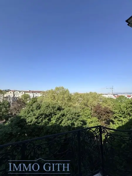 EXKLUSIVE ALTBAUWOHNUNG MIT 2 BALKONEN UND TRAUMBLICK ÜBER WIEN – 258 m² IN BESTLAGE DES 4. BEZIRKS UNBEFRISTET ZU MIETEN!