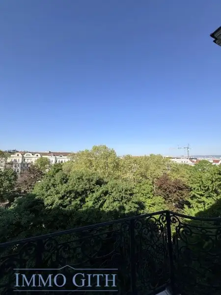 EXKLUSIVE ALTBAUWOHNUNG MIT 2 BALKONEN UND TRAUMBLICK ÜBER WIEN – 258 m² IN BESTLAGE DES 4. BEZIRKS UNBEFRISTET ZU MIETEN!