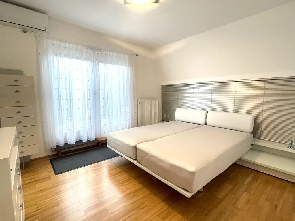 "Moderne Dachgeschosswohnung mit großer Terrasse & Garagenstellplatz"