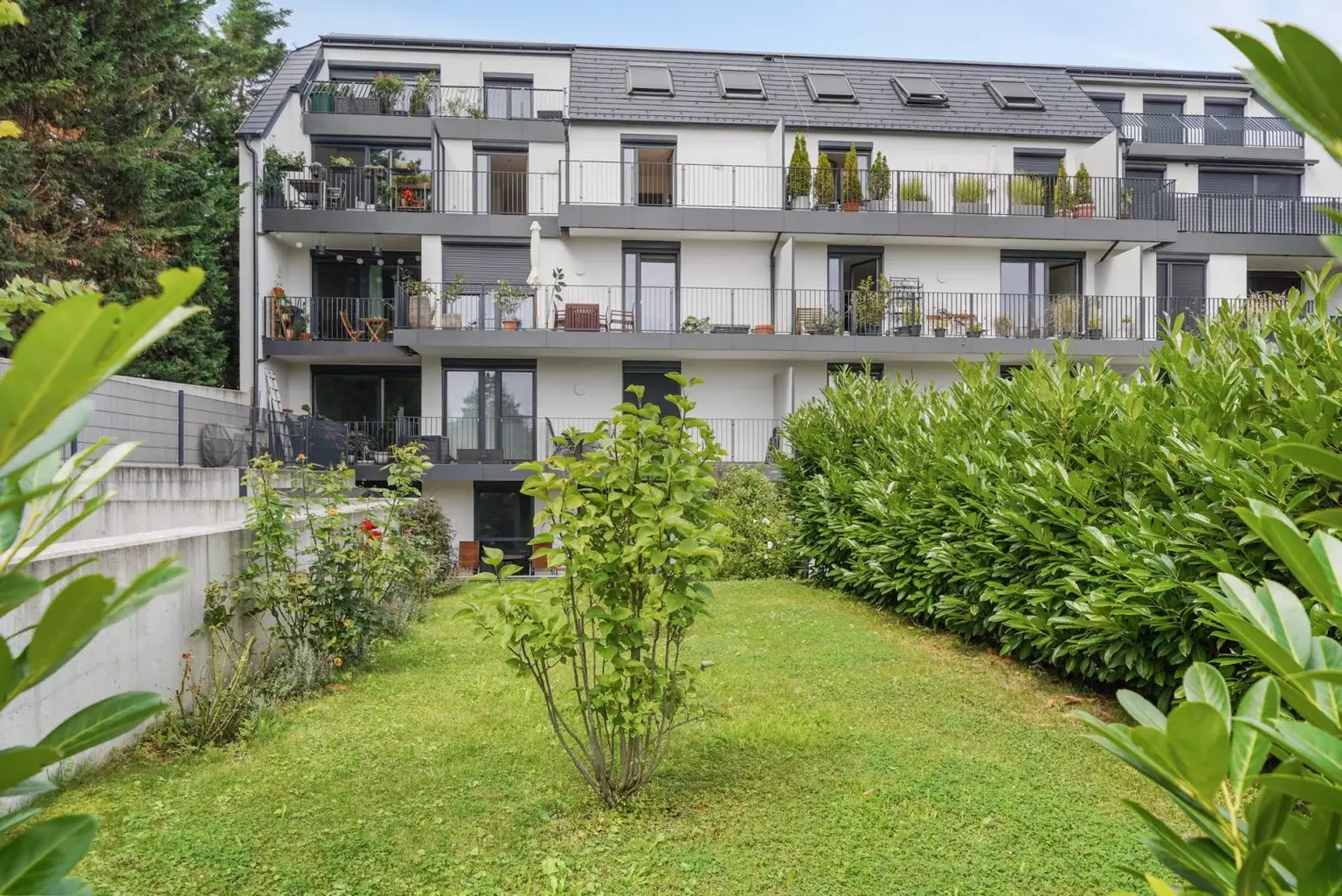 "Neubau-Traum mit Pool & XXL-Balkon - Einziehen & Wohlfühlen!"