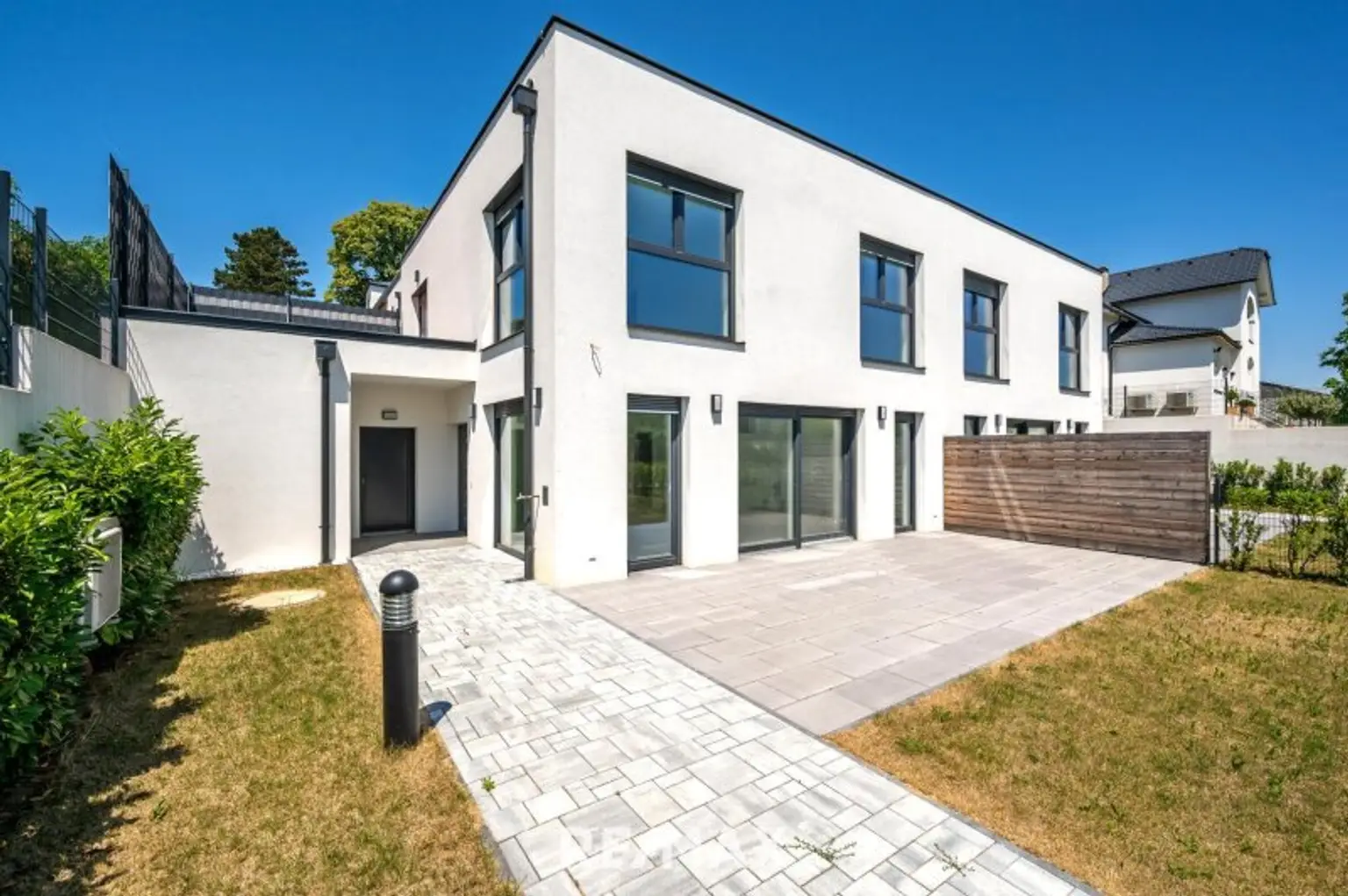 Erstbezug: Doppel-Haushälfte mit Fernblick und Wohlfühlambiente