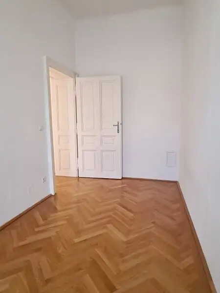 ROCHUSMARKT-NÄHE, sonnige 103 m2 Altbau, 3 Zimmer, WG-geeignet, Küche, Wannenbad, Parketten, Geusaugasse