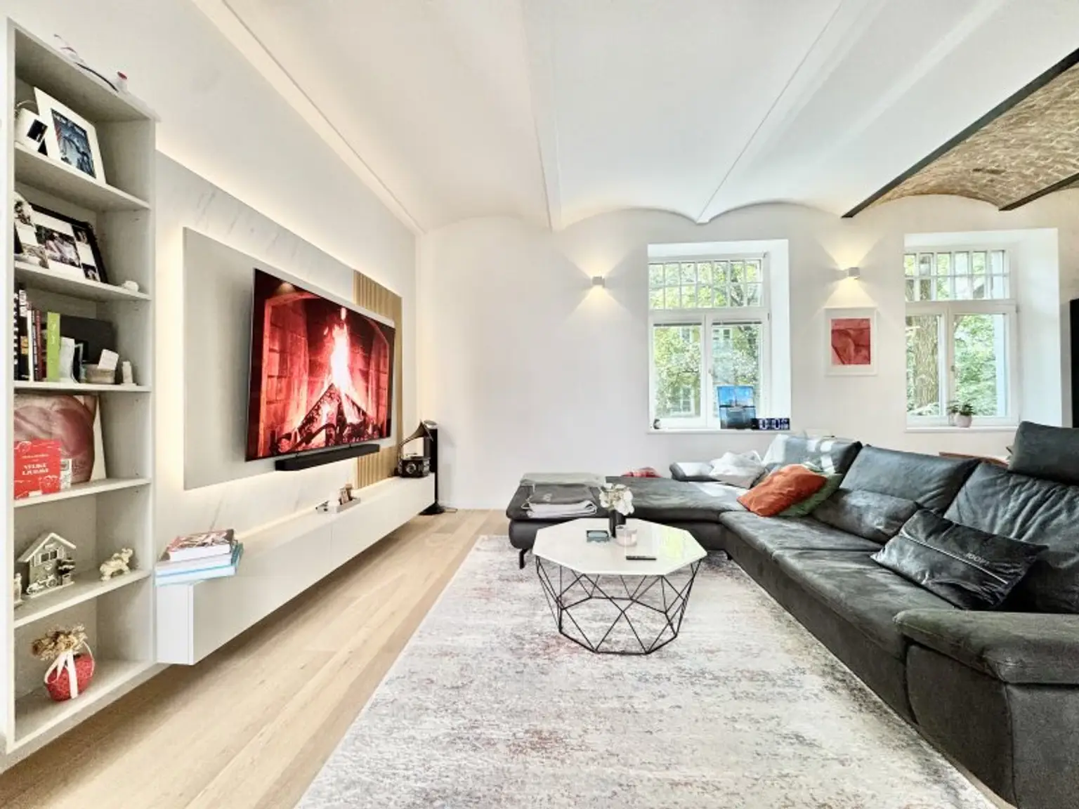 Einzigartiges LOFT in Hofruhelage | Traumhafte Immobilie mit großzügigem Balkon | Vollmöbliert bei Bedarf