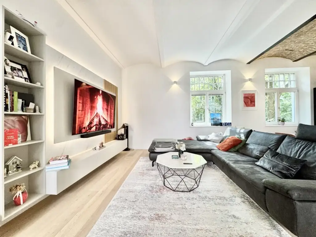 Einzigartiges LOFT in Hofruhelage | Traumhafte Immobilie mit großzügigem Balkon | Vollmöbliert bei Bedarf