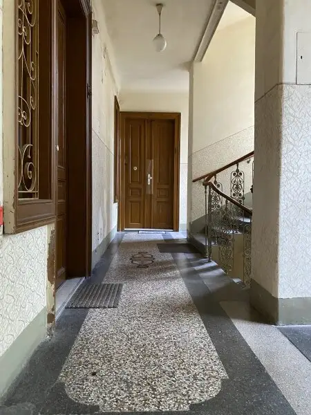 Mittelzinshaus mit bewilligten Dachbodenausbau