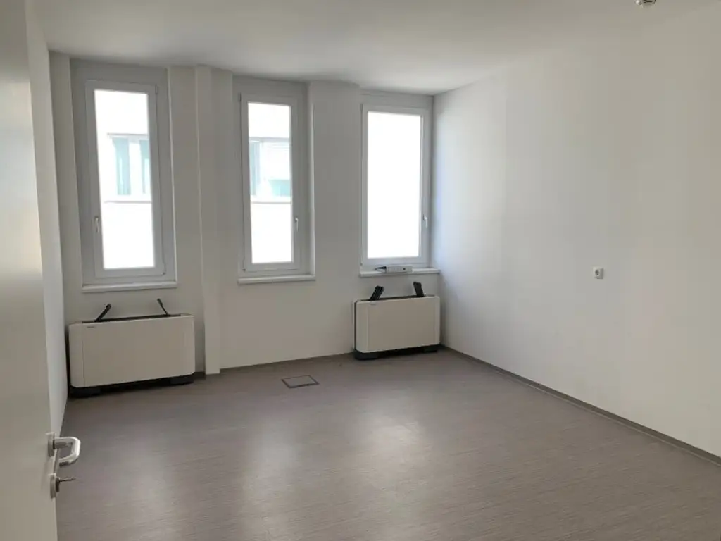 Zentrales Büro mit sonnigem Grünblick