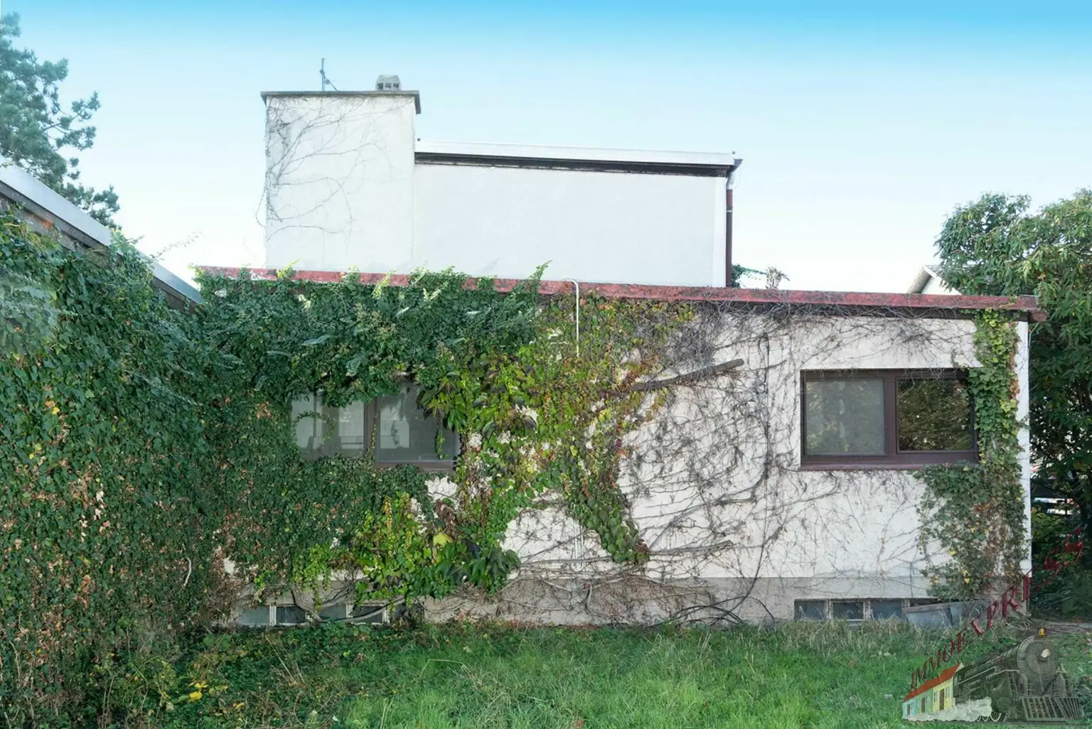 Architektenhaus mit Schwimmhalle in Ruhelage