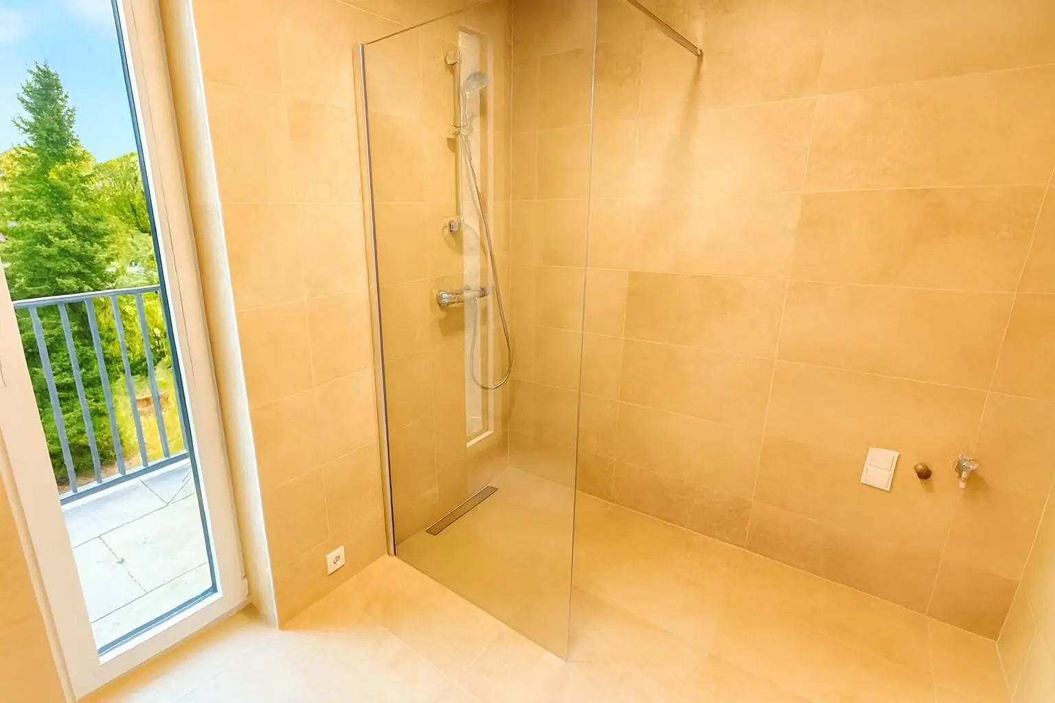 Badezimmer mit Walk-In-Dusche und Tageslicht