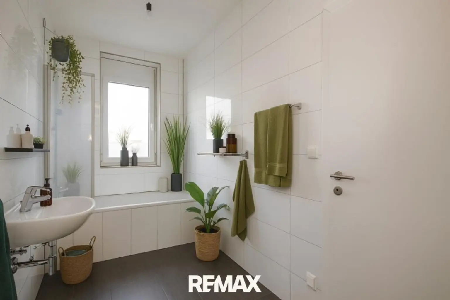 Badezimmer von beiden Räumen aus begehbar