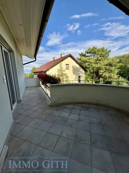 GROSSZÜGIGE DOPPELHAUSHÄLFTE IN GRÜNRUHELAGE MIT WIENBLICK IN MARIA ENZERSDORF ZU MIETEN!
