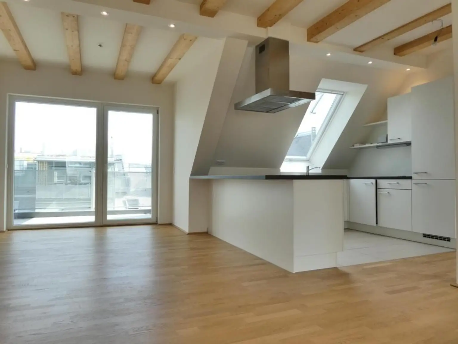 Küche und Blick zum Balkon auf Wohnebene