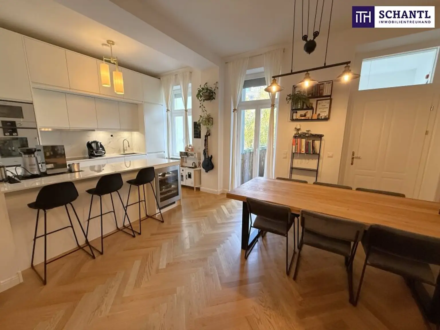 Zeitlose Eleganz trifft modernen Wohnkomfort – stilvoll sanierte 3,5-Zimmer-Altbauwohnung mit Designküche, zwei Außenflächen & Toplage nahe dem Türkenschanzpark