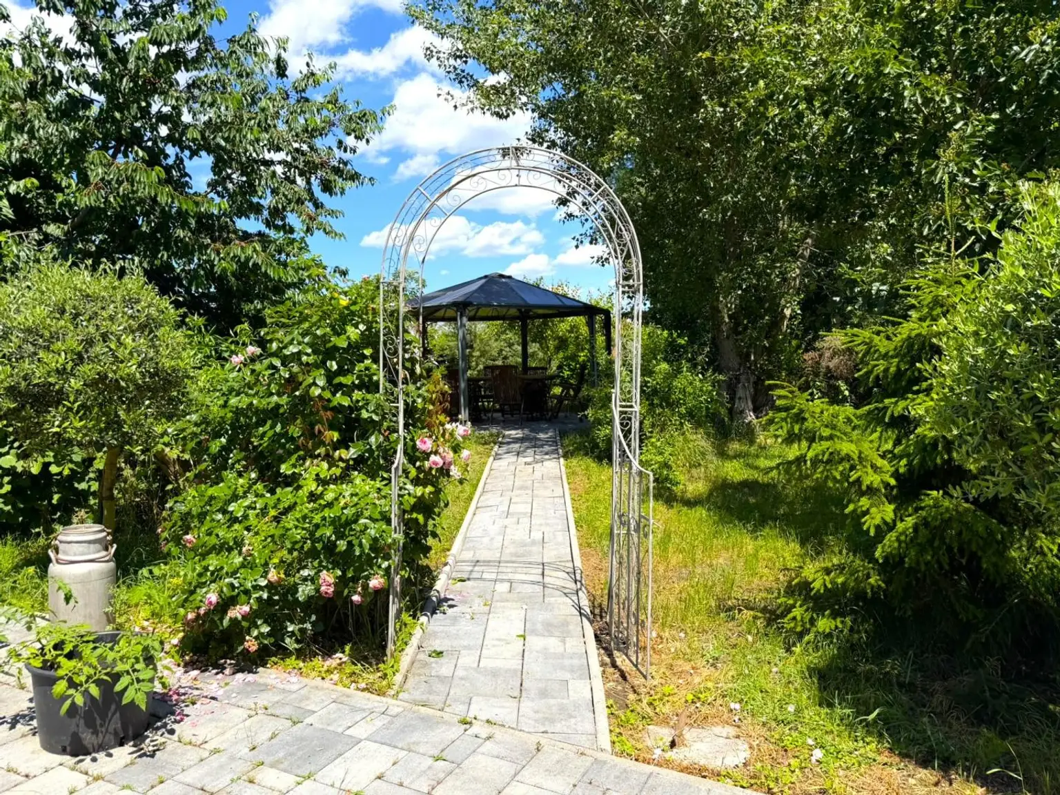 Gartenlaube Vorgarten