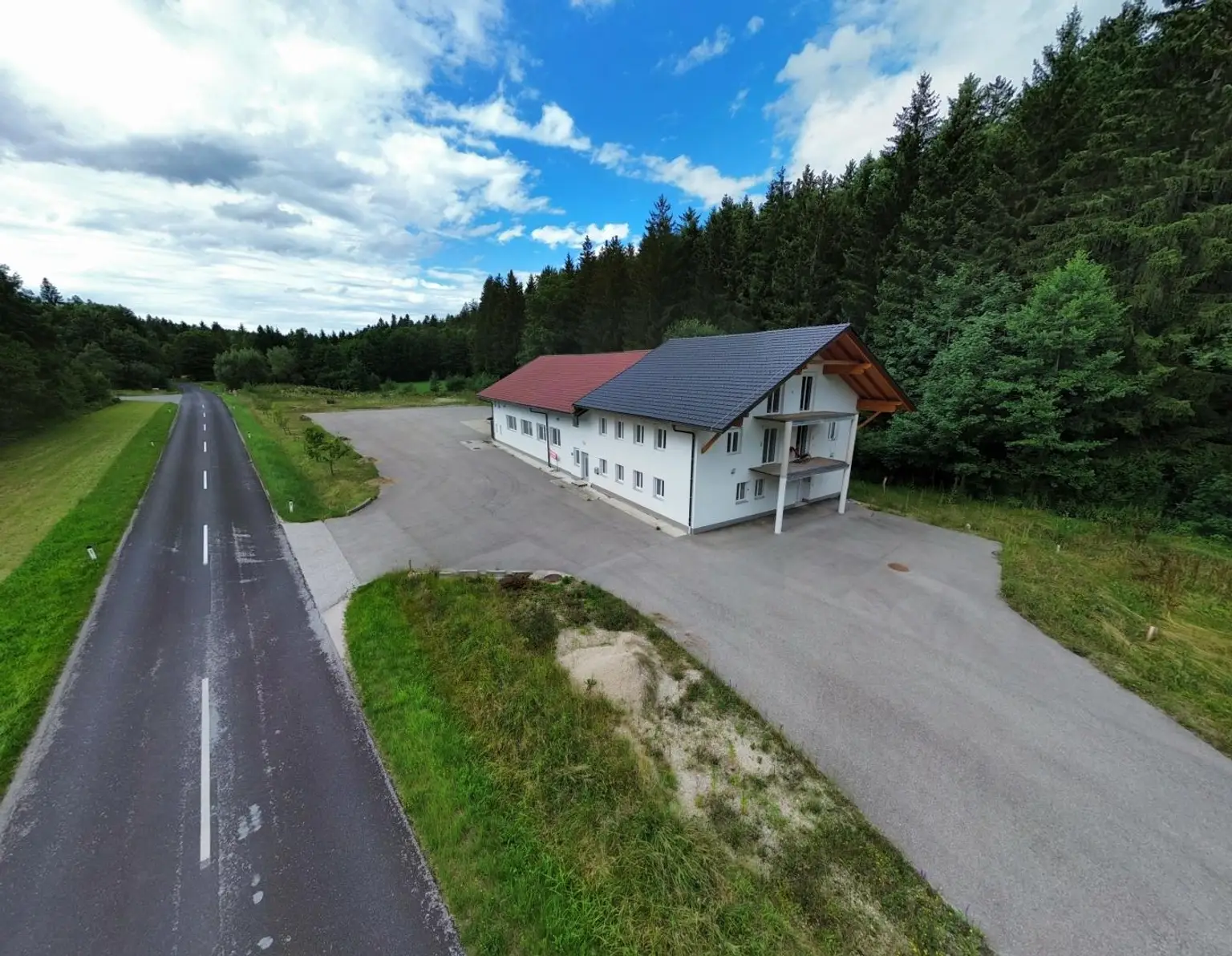 COMING SOON! Großzügige Gewerbeliegenschaft mit XXL-Grundstück, Halle, Büro und XL-Einliegerwohnung in zentraler Lage in Fornach