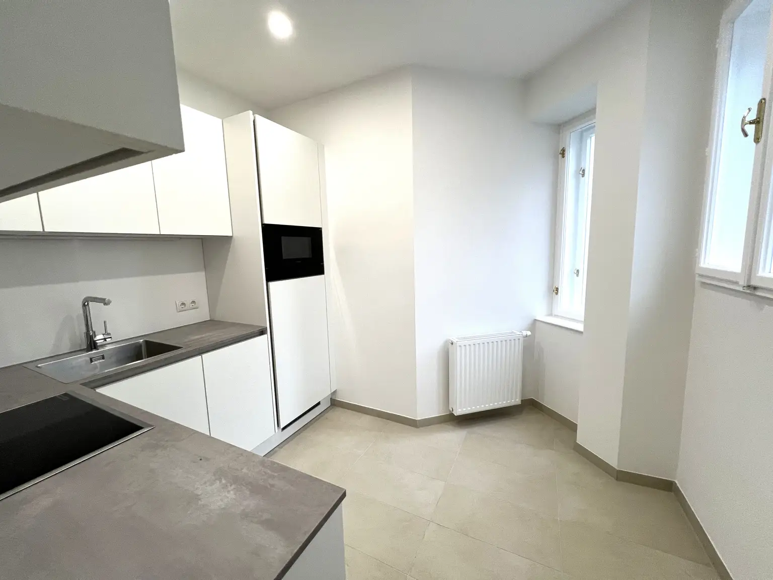 UNBEFRISTET und ERSTBEZUG: Wohnen in Bestlage: Klimatisierte kleine Dachgeschoss-Wohnung