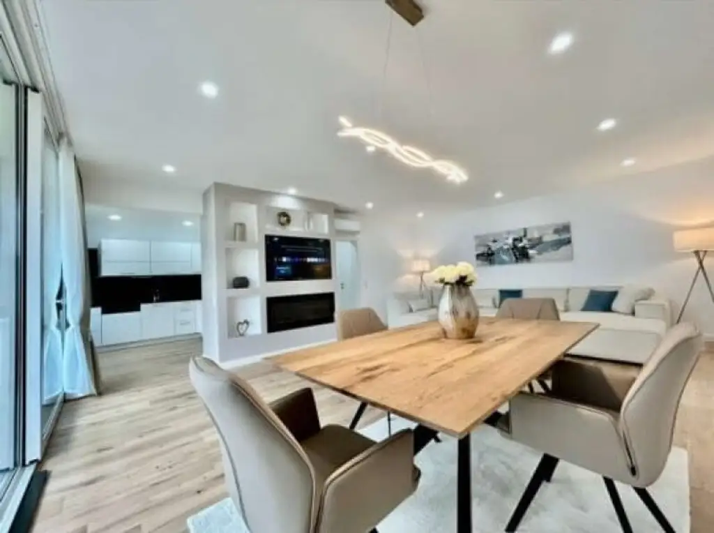 Hochwertige 4 Zimmer Wohnung - Pool, Wellnessbereich - 2 Garagenplätze - atemberaubender Ausblick