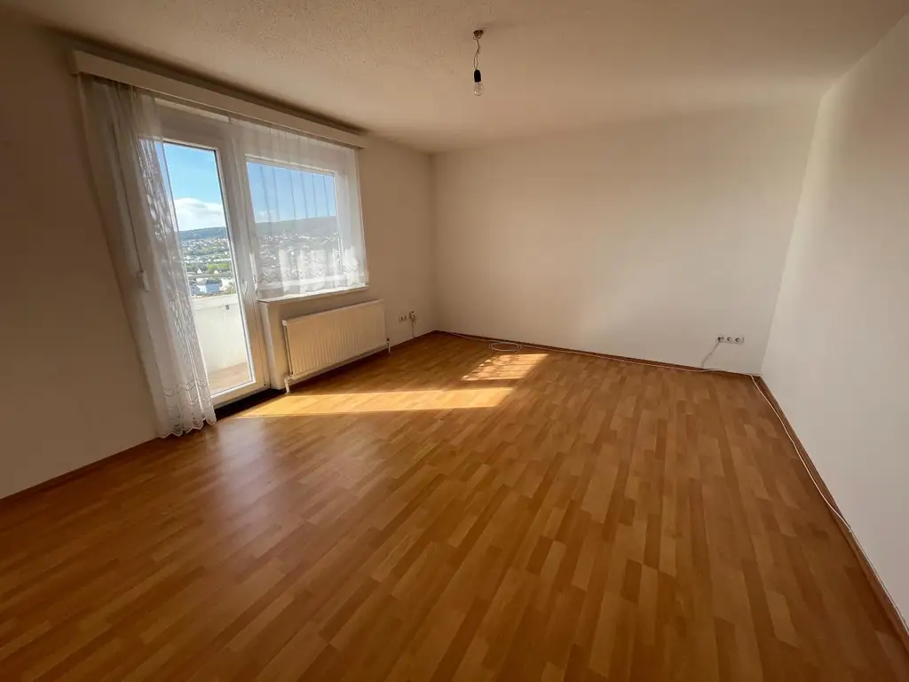 Zentrumsnahe Wohnung mit Küche, Loggia und tollem Ausblick!