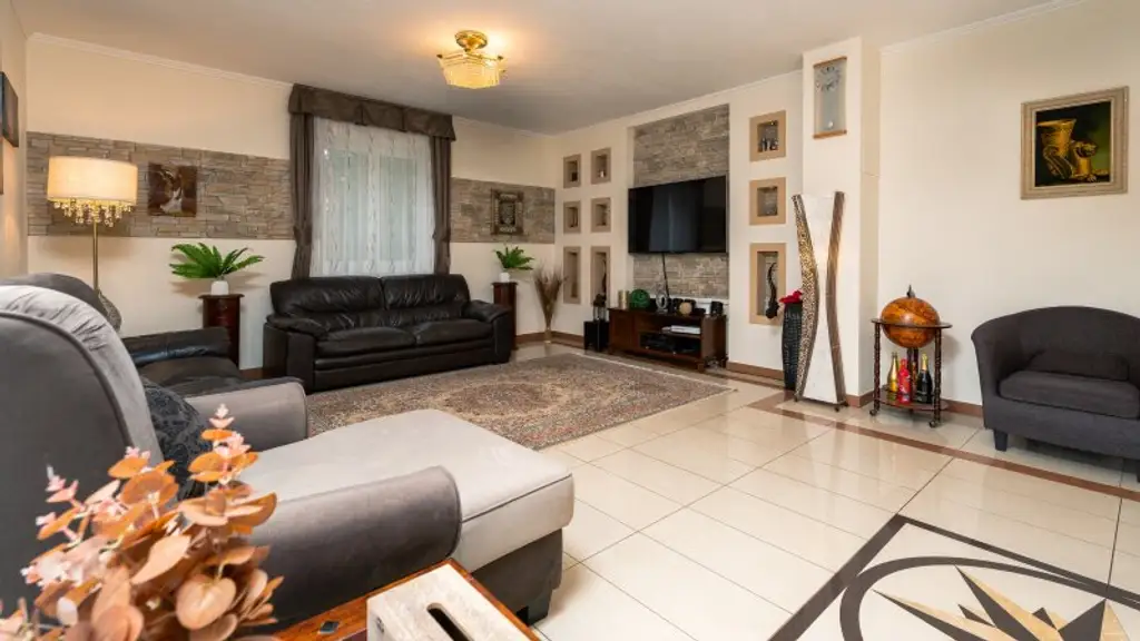 ! "take your bags and move in" ! 4,5 Zimmer, Terrasse, Garage & Pool! Grünruhelage!