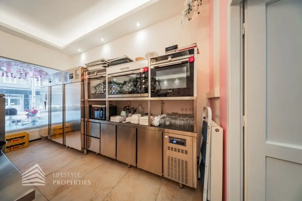 Voll ausgestattetes Café-Konditorei-Lokal – französischer Charme & betriebsbereit in lebendiger Lage