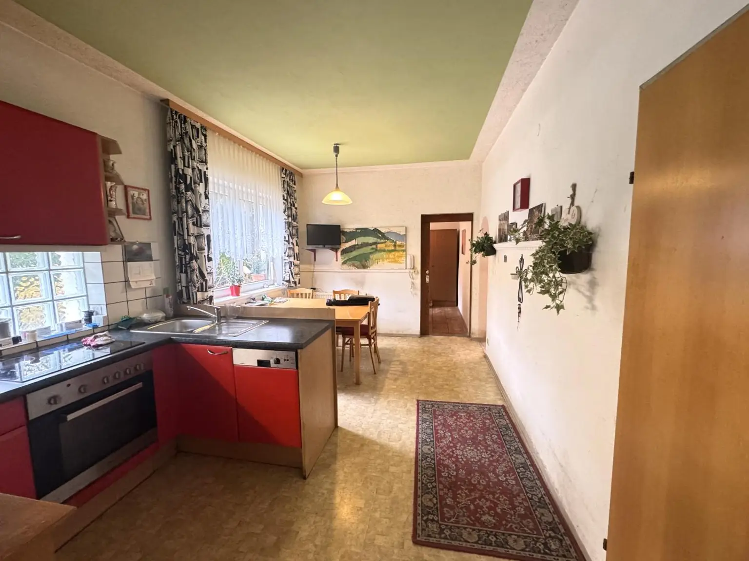 Sanierungsbedürftiges Mehrfamilienhaus mit großem Grundstück und hoher Bebauungsdichte