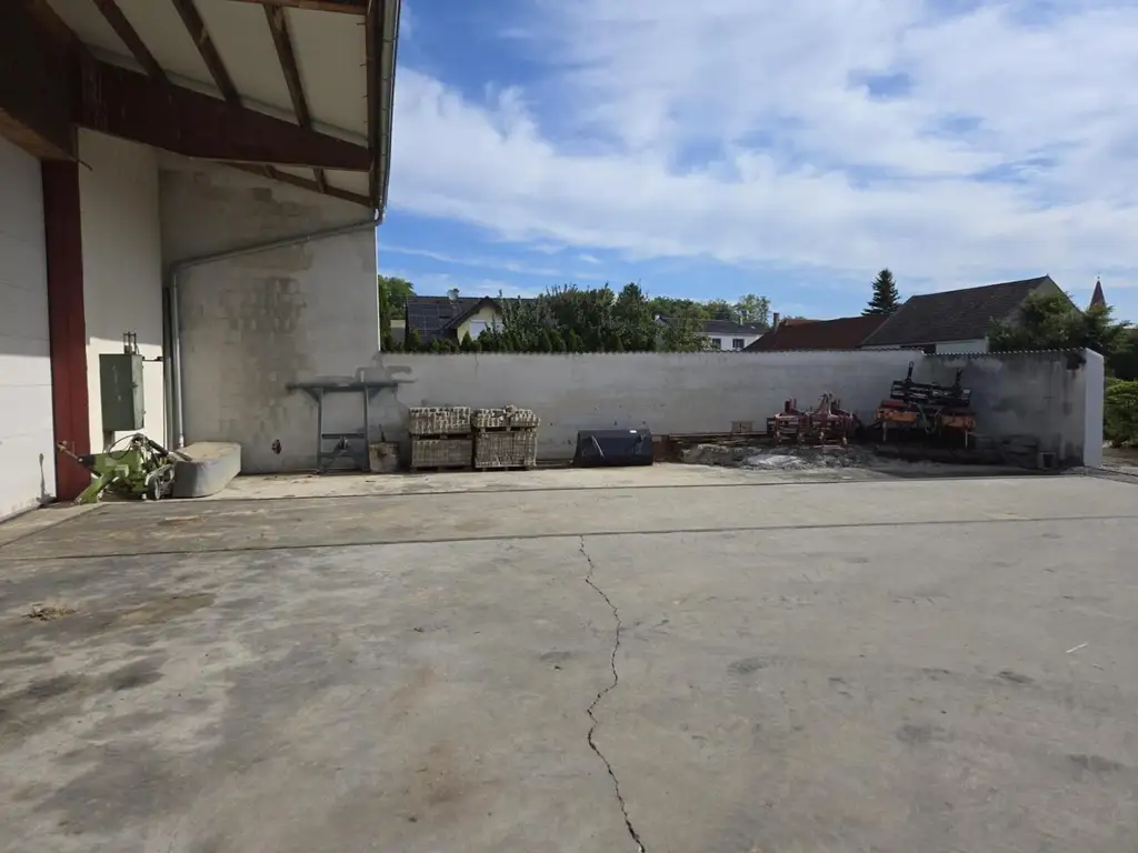 "Wohnhaus und Hallen"