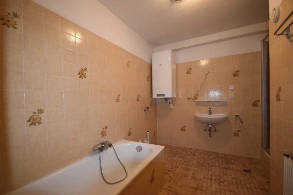 "BERGHEIM - Große helle 2,5 Zimmer Wohnung mit Loggia nähe Lokalbahnhaltestelle"