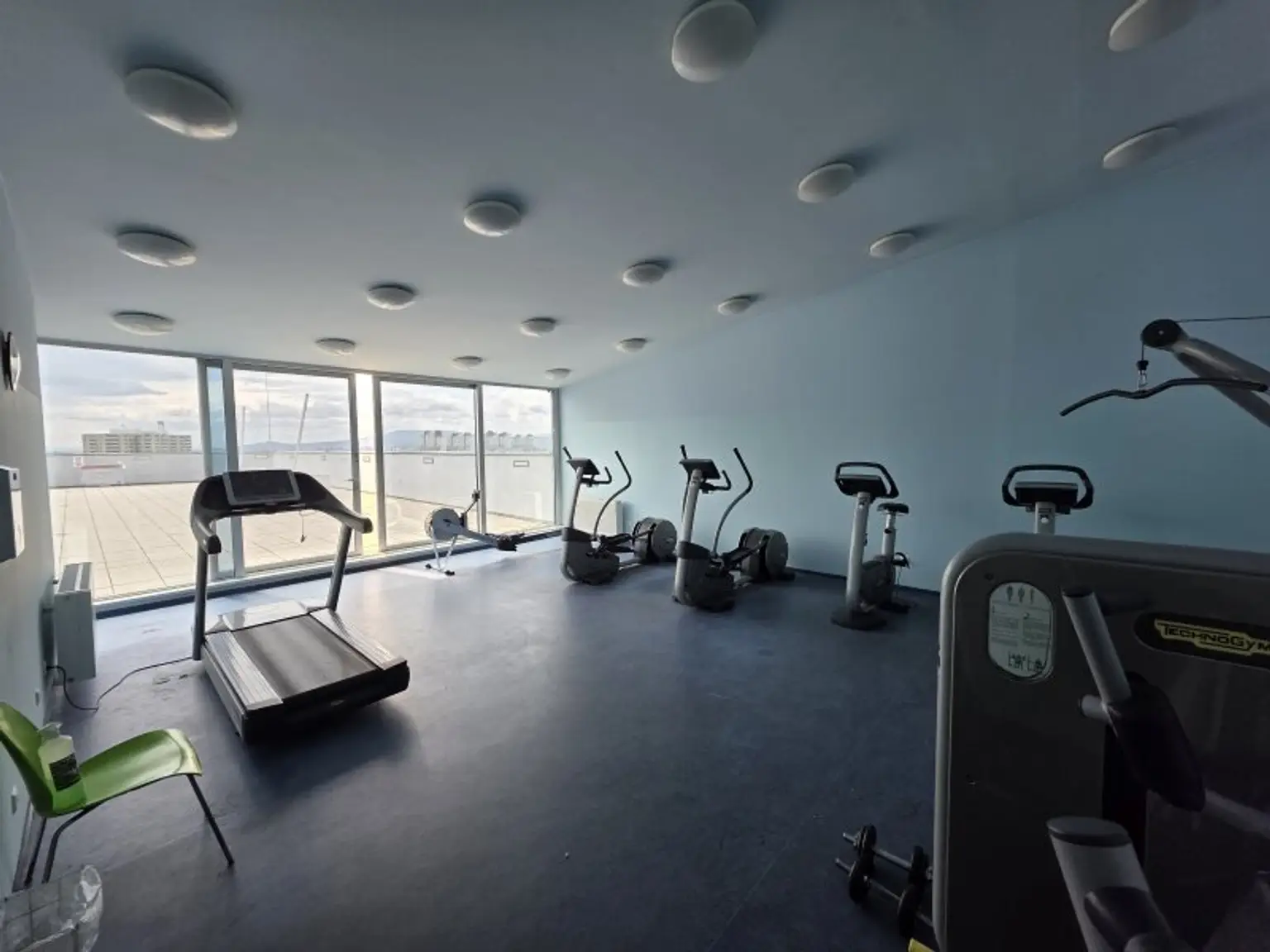 Exklusive 4-Zimmer-Gartenwohnung mit Terrasse und Pool in 1120 Wien – U-Bahn fast vor der Haustür!