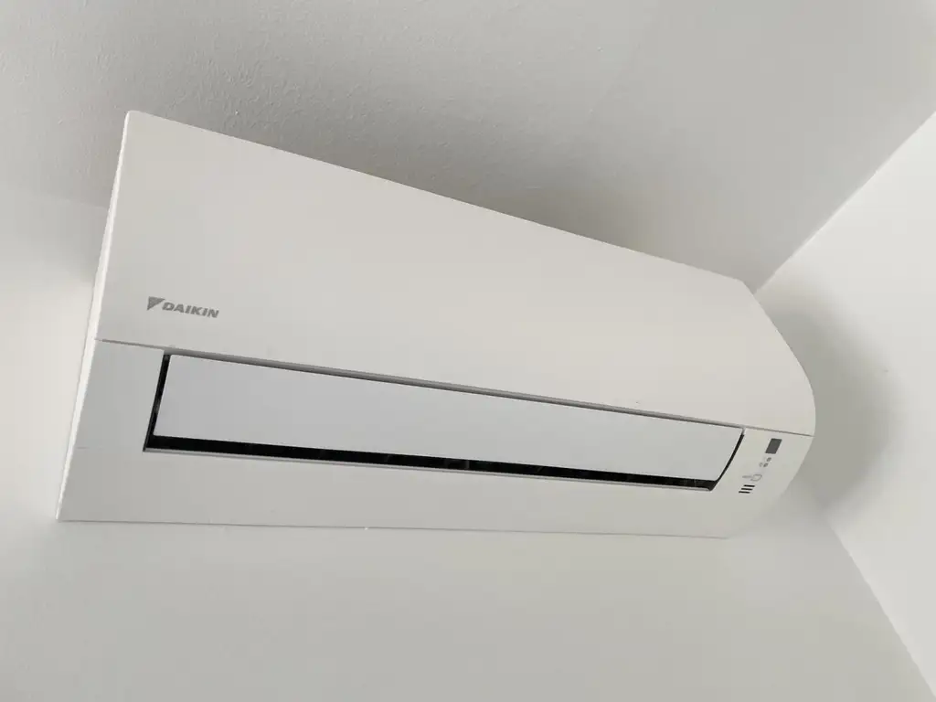 Modern sanierte Dachgeschosswohnung mit hochwertiger Klimaanlage