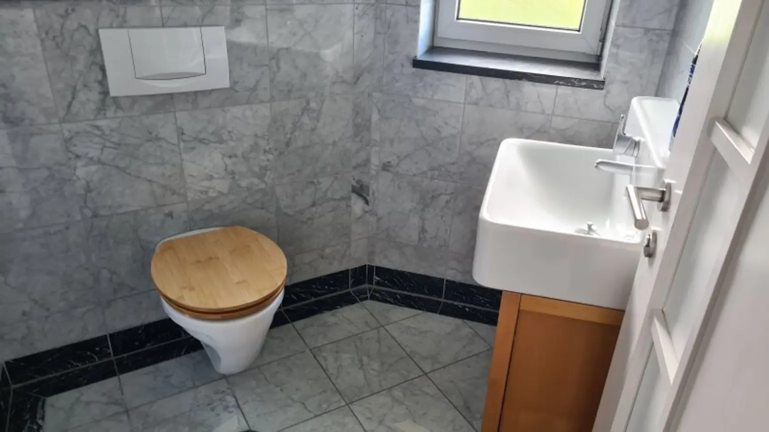 Sehr ruhige Siedlungslage - Riesige (teilbare)  Etagenwohnung mit 2 Balkonen, Garage, Sauna in einem sehr gepflegten Haus