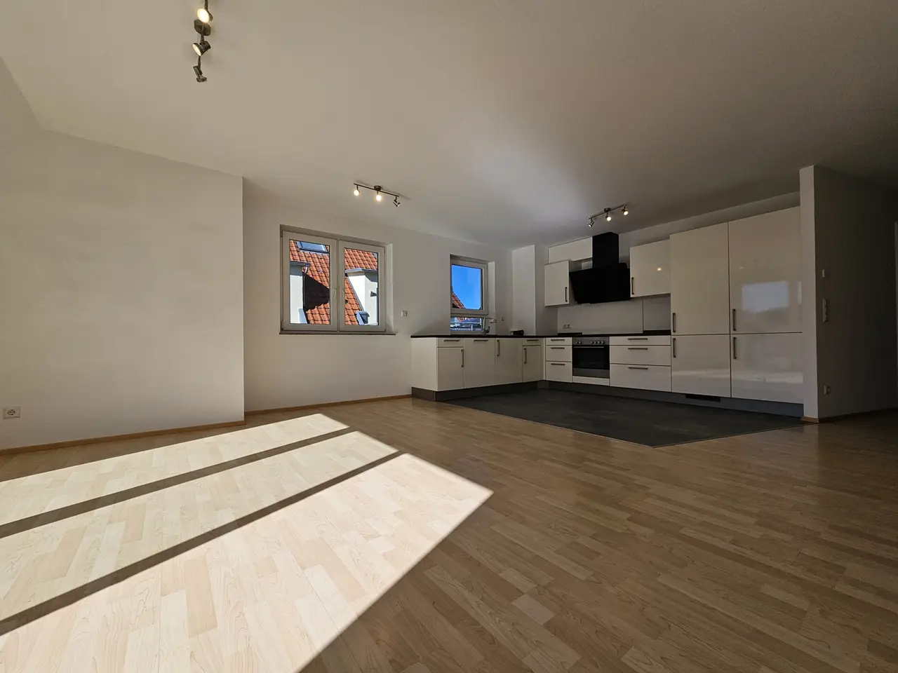 !Beautiful 3,5 rooms maisonette apartment with terrace and garage, 5 min. to Panzer in Böblingen! - Photo 3