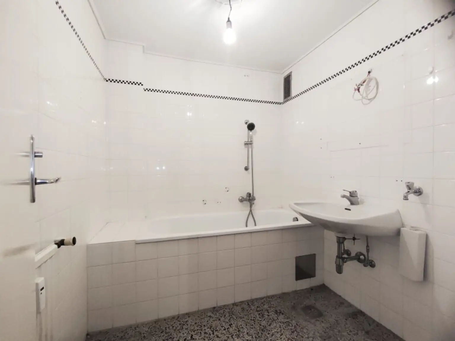WILLKOMMEN IN UNTERSIEVERING! 3-Raum Wohnung mit Balkon und allerhand Potenzial!