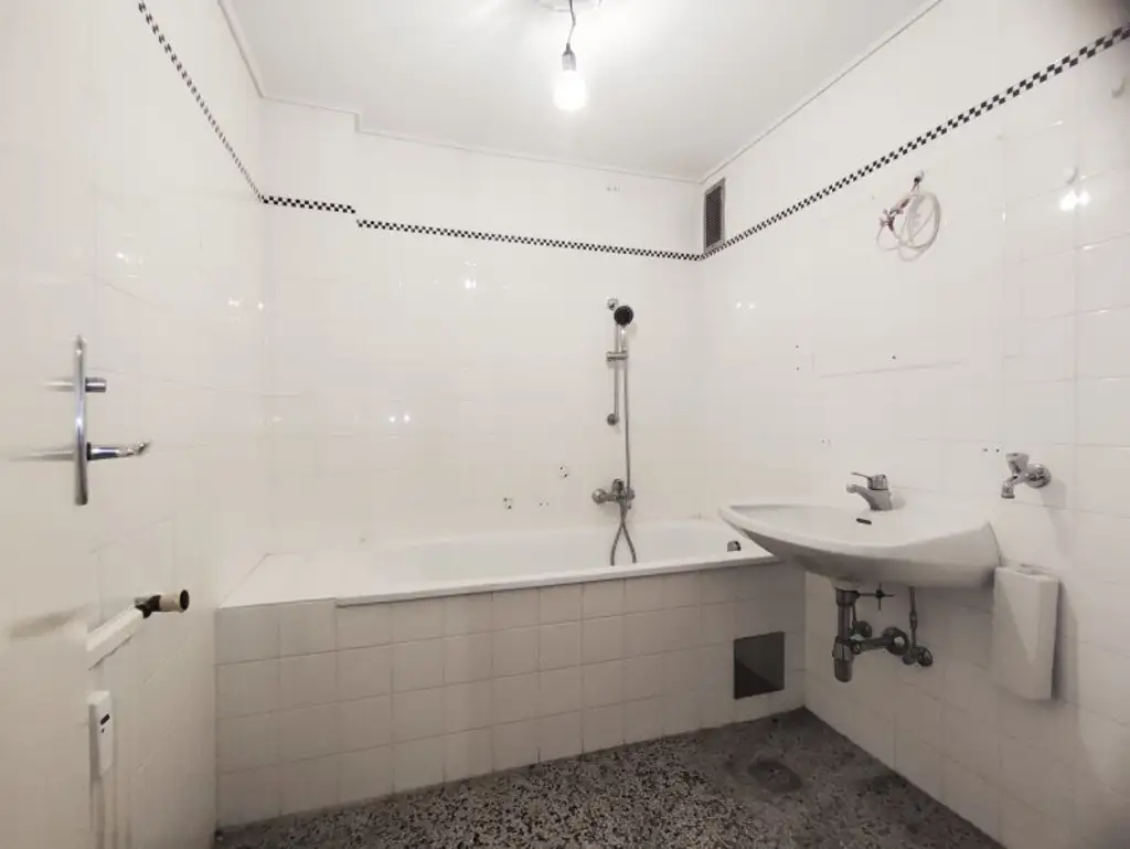 WILLKOMMEN IN UNTERSIEVERING! 3-Raum Wohnung mit Balkon und allerhand Potenzial!