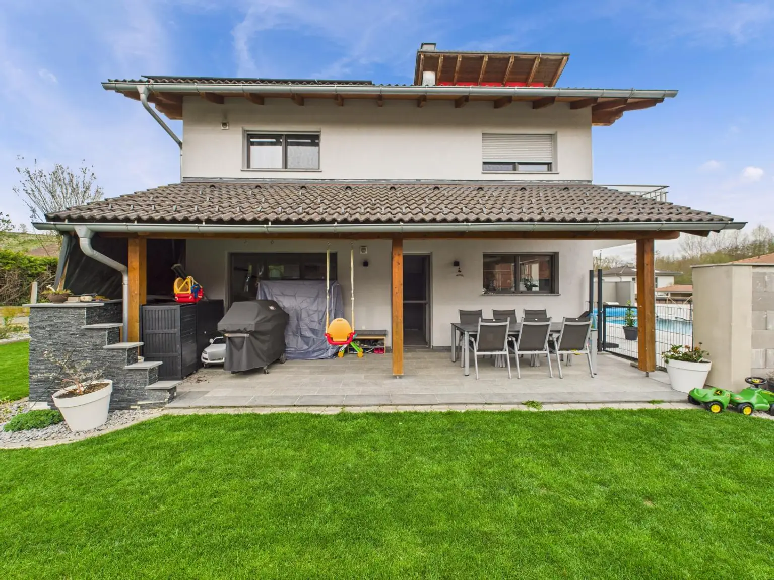 NÄHE WELS: Hochwertig modernisiertes Einfamilienhaus mit Traumgarten, Luxus - Poolanlage & smarter Haustechnik