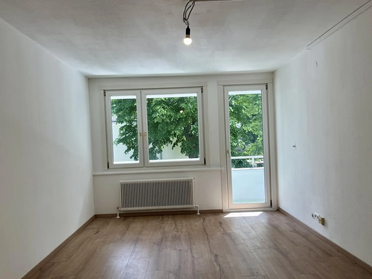 Wohnraum mit Ausgang Loggia