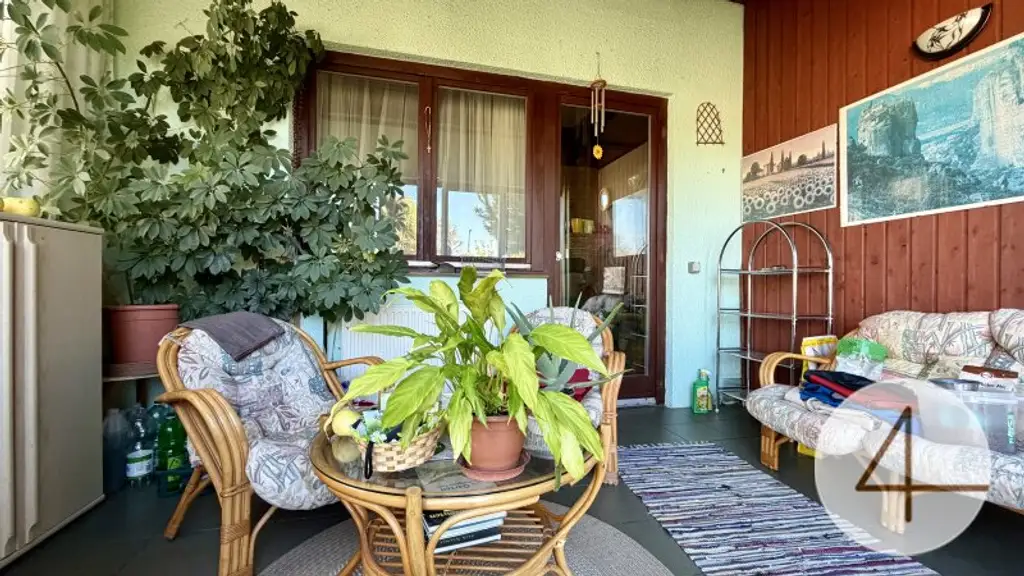 „Traumhaus mit Wintergarten Teich und Pool – Wohnen auf 727 m² in idyllischer Lage“