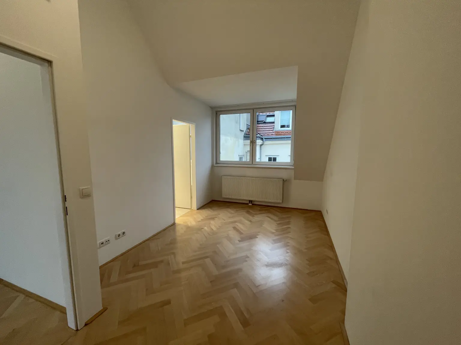 UNBEFRISTET: Klimatisierte, ruhige Dachgeschosswohnung