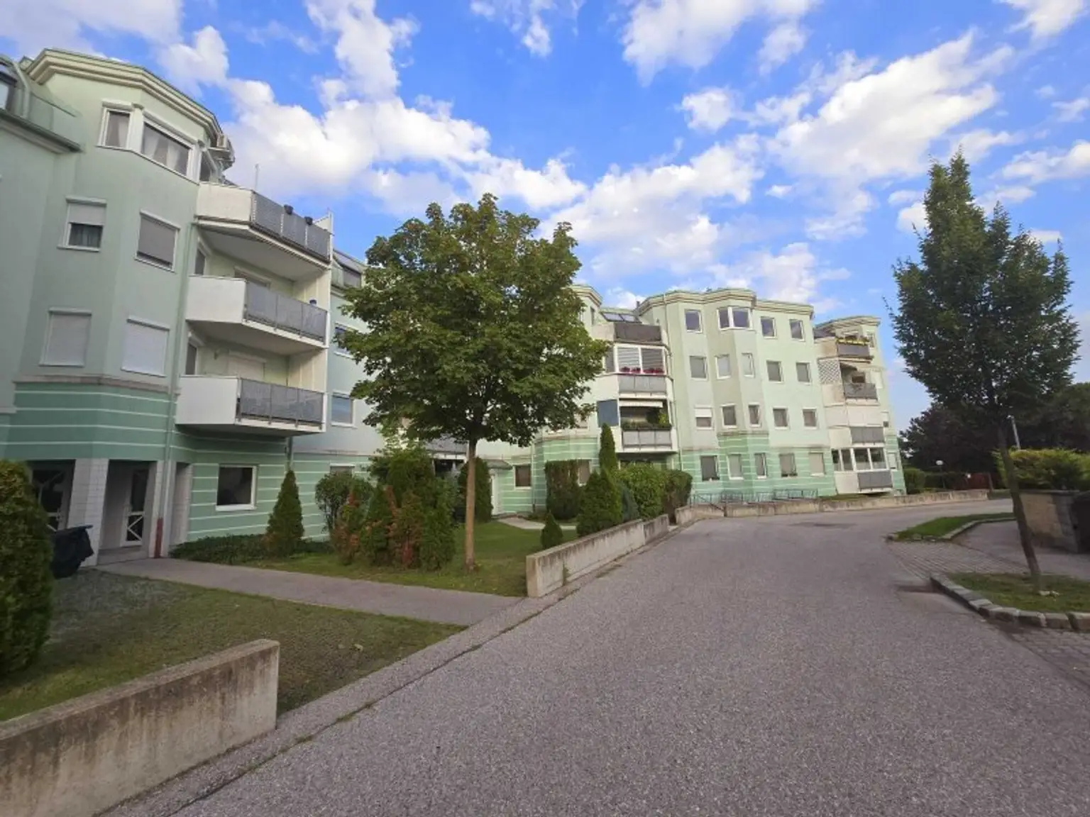 + Traumhafte Fernblickdachterrassenwohnung 80m² +  Dachterrasse 5,62 m² + Klimaanlage, moderne Dan-Küche + 4 lichtdurchflutete Zimmer +  €199.000,-  + Tiefgaragenplatz +