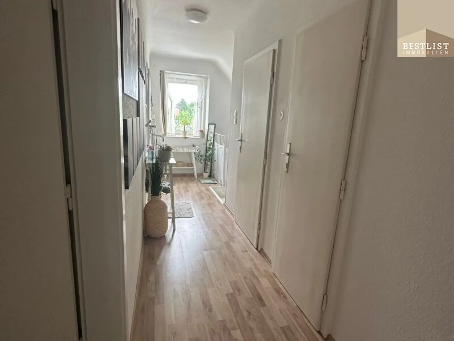 Einfamilienhaus mit Zubau - Tiefgarage und Garten