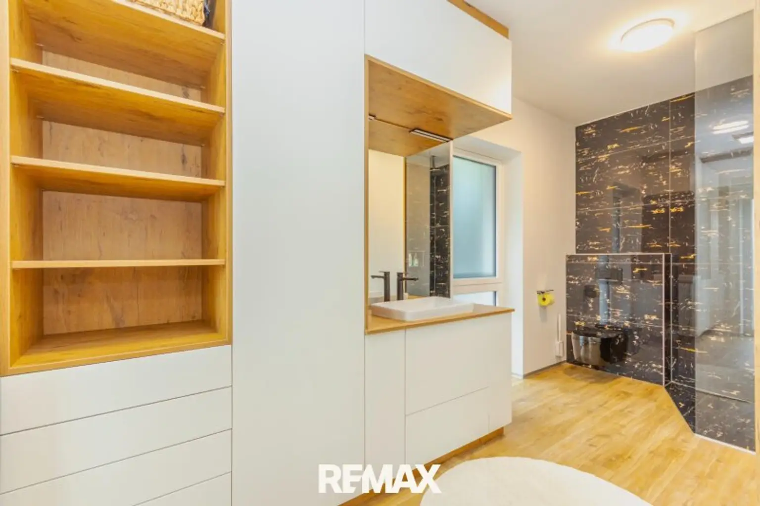 Ankleide und Badezimmer mit Dusche